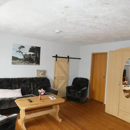 Mit Balkon, Zimmermann * Strasen