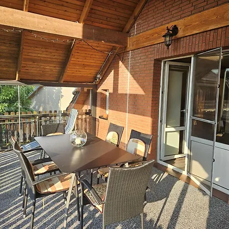 Mit Balkon, Zimmermann * Strasen