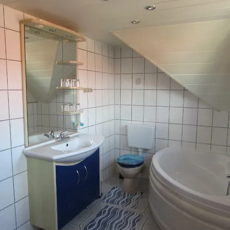 Mit Balkon, Zimmermann * Strasen