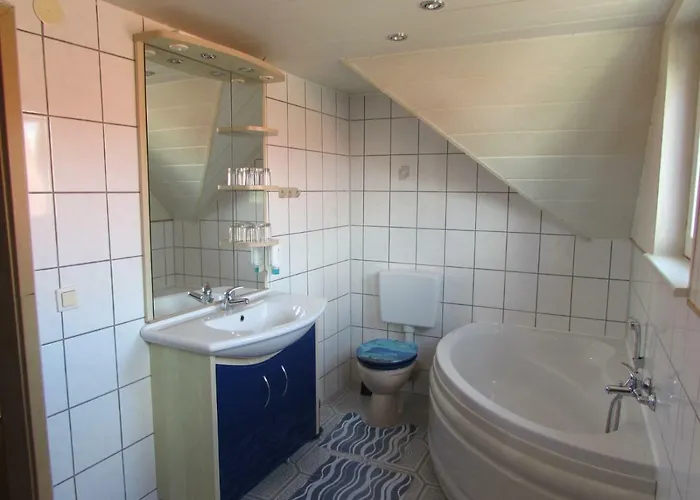 Mit Balkon, Zimmermann * Strasen